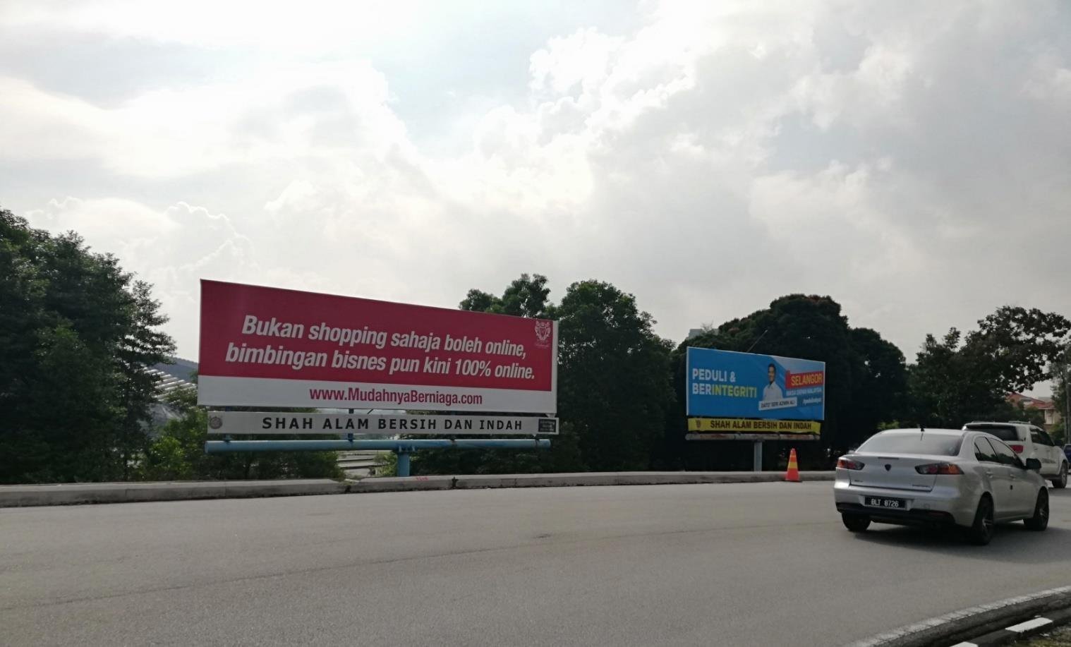 Papan iklan di sekitar Kompleks Sukan Stadium Shah Alam